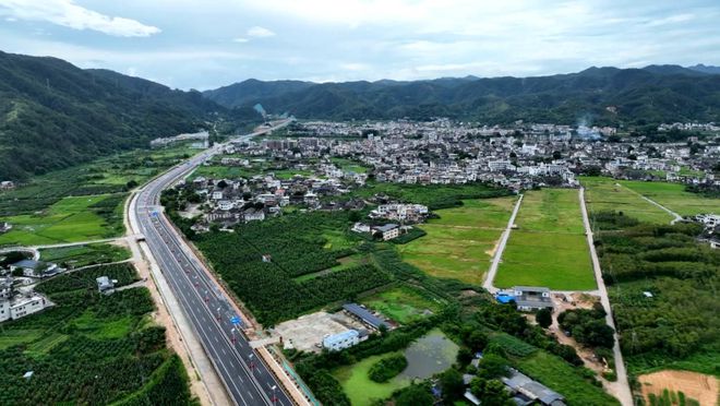 山西省吕梁市离石区乡镇交通发展助力乡村振兴最新报道